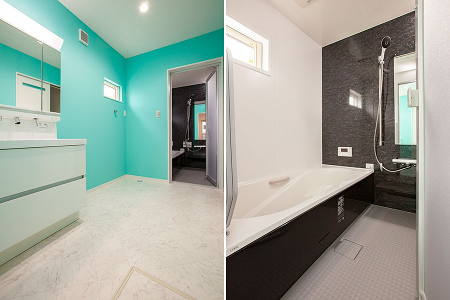 エメラルドグリーンの壁紙が素敵な洗面室と落ち着いた色合いの浴室｜京都・滋賀の注文住宅 天然木の家