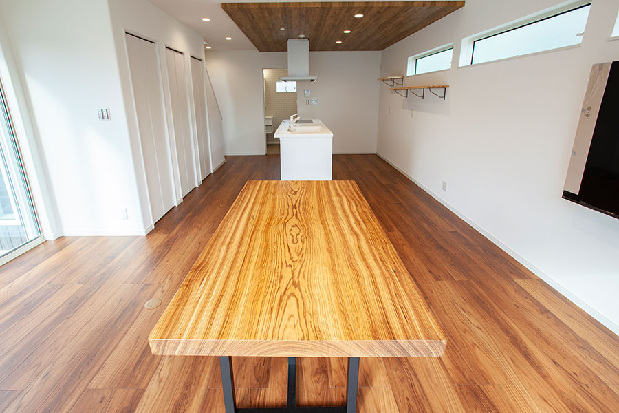 床の木目と調和されたゼブラウッドの天然木のテーブル｜京都・滋賀の注文住宅 天然木の家