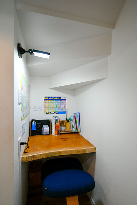 階段下を有効活用した勉強スペース。机は天然木一枚板｜京都・滋賀の注文住宅 天然木の家