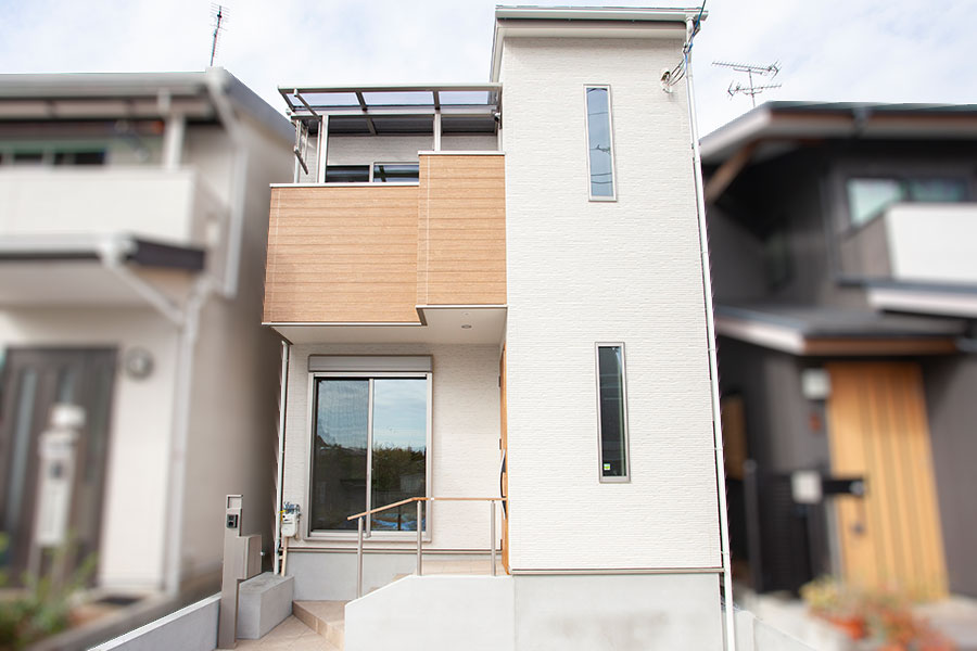 木目調の外壁が白壁のアクセント｜京都・滋賀の注文住宅 天然木の家