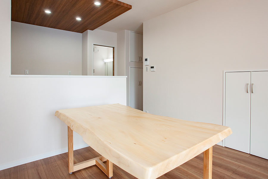 トチの木の天然木を使ったダイニングテーブル｜京都・滋賀の注文住宅 天然木の家