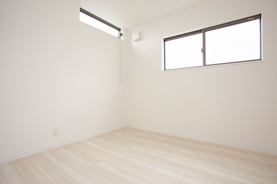 配置する家具の高さに合わせ窓の位置も考えられた部屋｜京都・滋賀の注文住宅 天然木の家