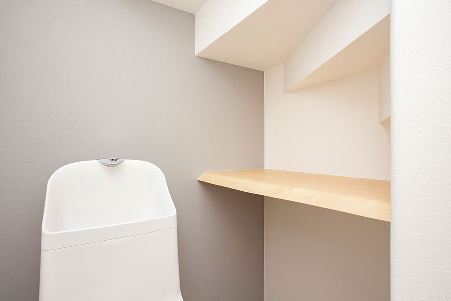 浴室天然木の棚のあるトイレ｜京都・滋賀の注文住宅 天然木の家