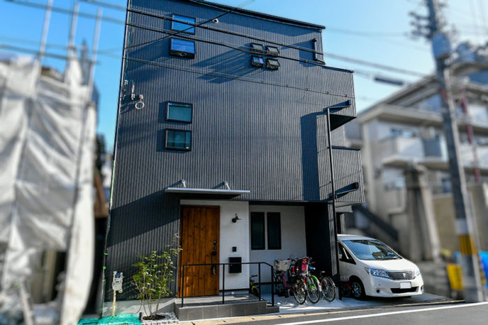 黒い外観が目を引く3階建ての家｜京都・滋賀の注文住宅 天然木の家