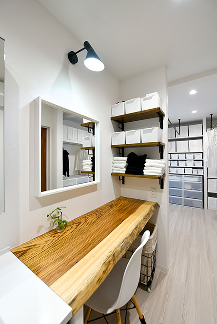 洗面室横には天然木カウンターのワークスペース｜京都・滋賀の注文住宅 天然木の家