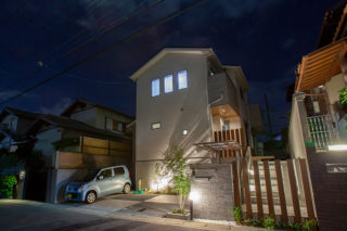 外壁に映る光のコントラストにひかれる｜京都・大阪・滋賀の注文住宅 天然木の家