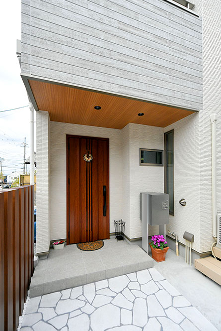 アプローチに宅配ボックスを設けました｜京都・大阪・滋賀の注文住宅 天然木の家