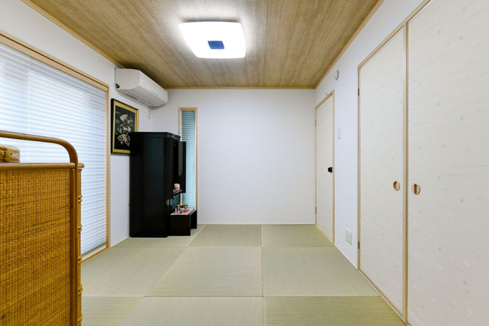 小上がりの和室。玄関へも出入りできる2WAY設計｜京都・大阪・滋賀の注文住宅 天然木の家