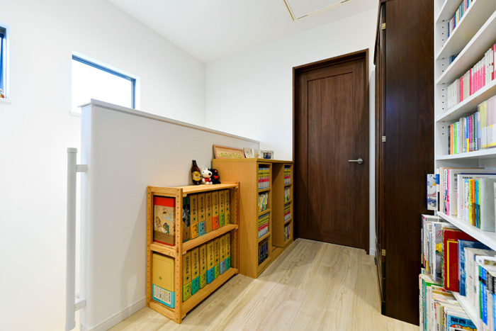 2階のホールは本でいっぱい｜京都・大阪・滋賀の注文住宅 天然木の家