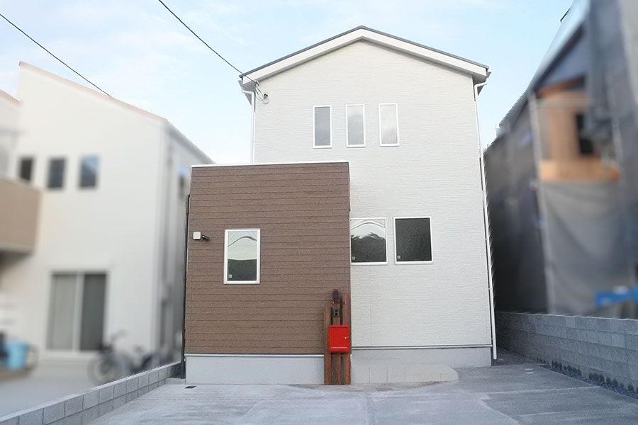 白に木目調の外壁が映える外観｜京都・滋賀の注文住宅 天然木の家