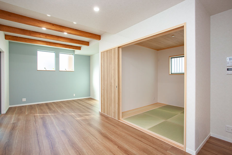 ブルーのアクセントクロスがおしゃれなリビング｜京都・滋賀の注文住宅 天然木の家