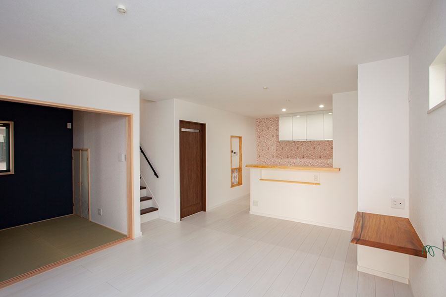 白が広がりを感じさせる和室が隣接したLDK｜京都・滋賀の注文住宅 天然木の家