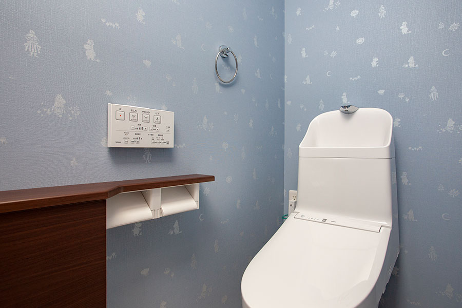 大好きなムーミンの壁紙を使ったトイレ｜京都・滋賀の注文住宅 天然木の家