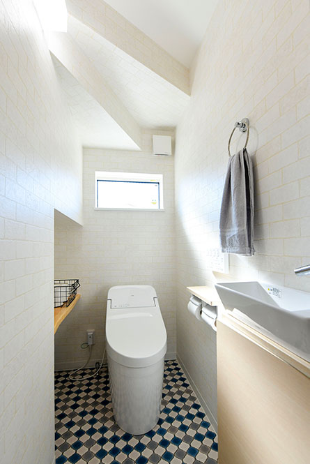 階段下を有効活用したトイレ｜京都・大阪・滋賀の注文住宅 天然木の家