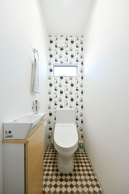 2階のトイレはかわいいアクセントクロス｜京都・大阪・滋賀の注文住宅 天然木の家
