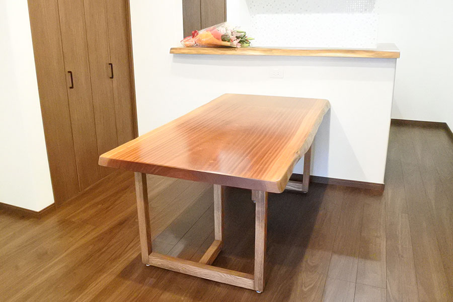 サペリの天然木を使ったダイニングテーブル｜京都・滋賀の注文住宅 天然木の家