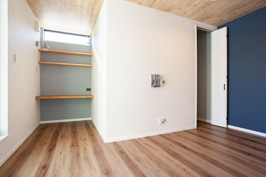 寝室に作られた書斎スペースとウォークインクローゼット｜京都・滋賀の注文住宅 天然木の家