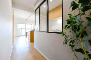 室内窓をもうけて開放的に｜京都・大阪・滋賀のリノベーション 天然木の家
