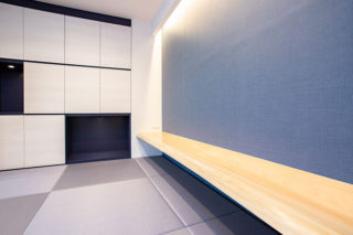 和室の幅いっぱいに天然木一枚板のカウンターを設置。ワークスペースとしても飾り棚としても活用できます