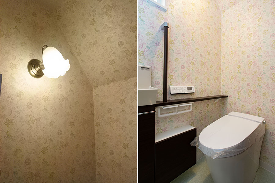 かわいい花柄の壁紙とマッチした照明のついたトイレ｜京都・滋賀の注文住宅 天然木の家