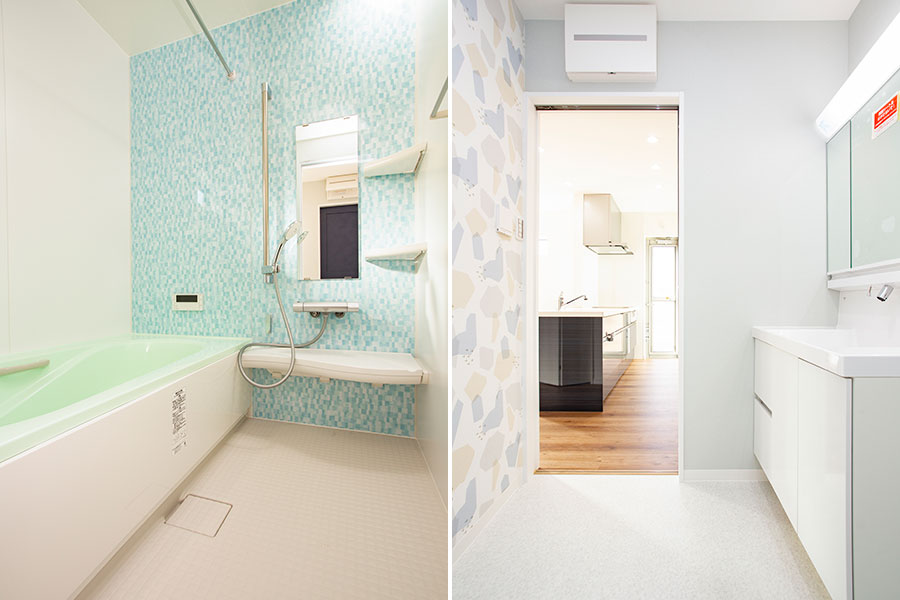 ムーミンの壁紙であそび心を出した洗面室と爽やかなブルーの浴室｜京都・滋賀の注文住宅 天然木の家