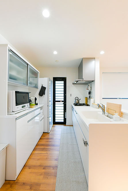 白く統一されたキッチンや家電が清潔感を感じさせます｜京都・大阪・滋賀の注文住宅 天然木の家