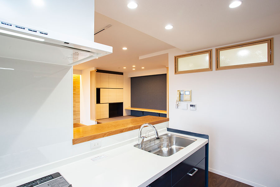 キッチン横の洗面室とつながる採光と換気を考えた機能的な窓｜京都・滋賀の注文住宅 天然木の家