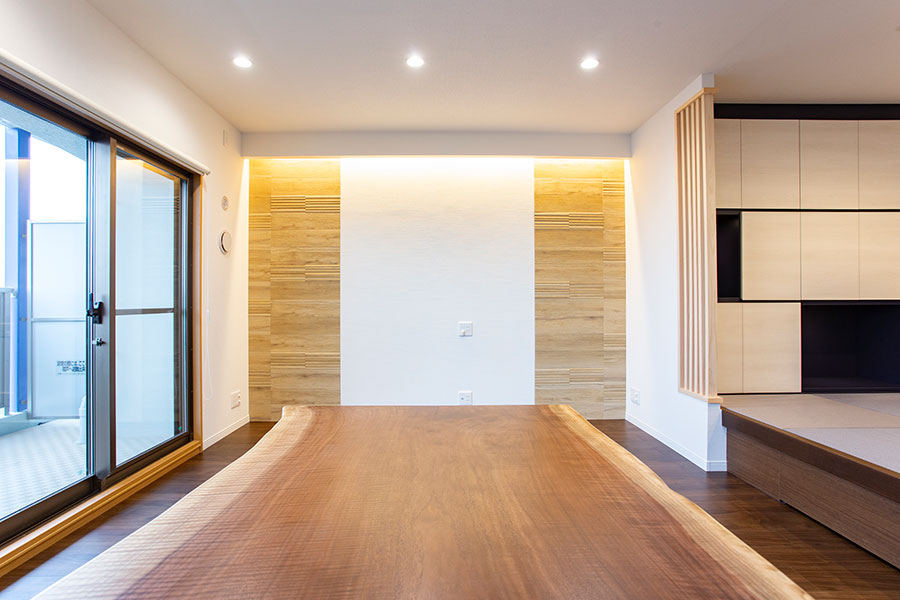 天井の間接照明がすてきなリビング｜京都・滋賀の注文住宅 天然木の家