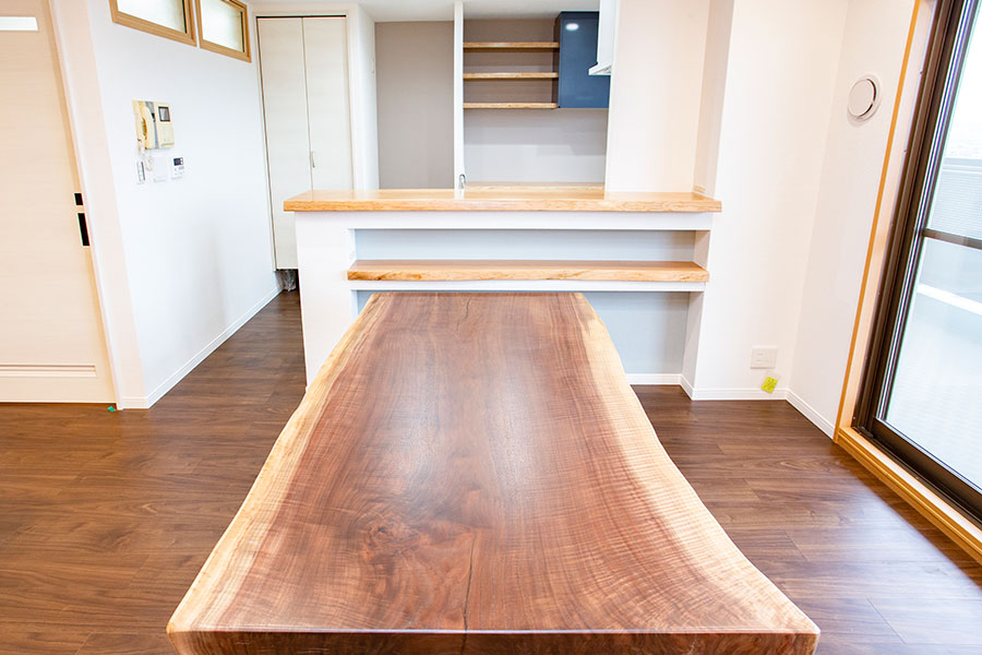 天然木一枚板のダイニングテーブルと天然木の棚とキッチンカウンター｜京都・滋賀の注文住宅 天然木の家