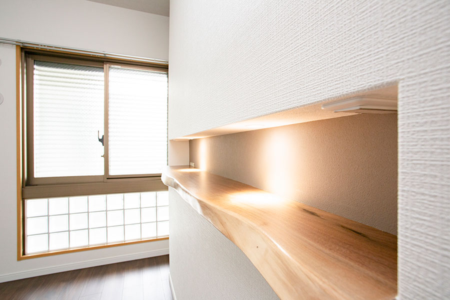 ベッドの頭上に来る天然木のニッチには間接照明とコンセントを設置｜京都・滋賀の注文住宅 天然木の家