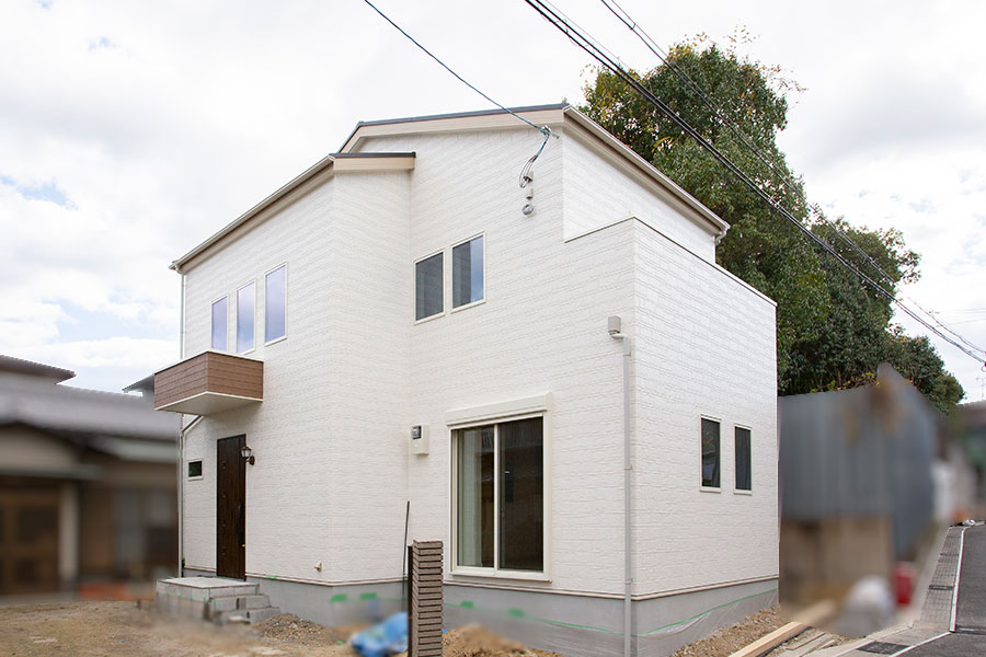 ホワイトの外壁に木目調がアクセントのシンプルな外観｜京都・滋賀の注文住宅 天然木の家