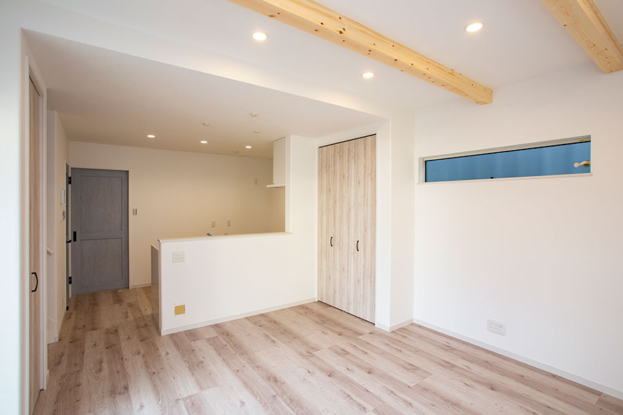 ホワイトウッドの床やブルーの扉がおしゃれな室内｜京都・滋賀の注文住宅 天然木の家