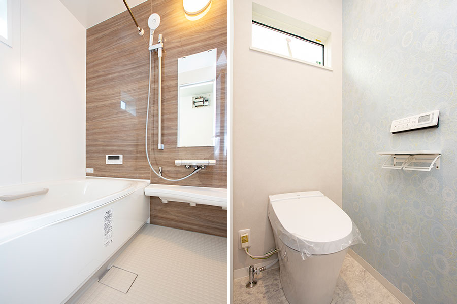 木目調の落ち着いた浴室とアクセントクロスと床が上品なトイレ｜京都・滋賀の注文住宅 天然木の家