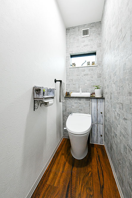 DIYでタンクレス風に見せたトイレ｜京都・大阪・滋賀の注文住宅 天然木の家