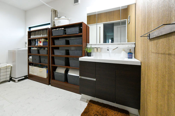 広々とした洗面室は脱衣スペースとカーテンで仕切れるように｜京都・大阪・滋賀の注文住宅 天然木の家