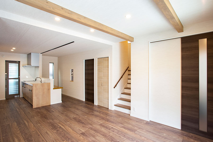 高さを感じさせるハイドアを採用｜京都・滋賀の注文住宅 天然木の家