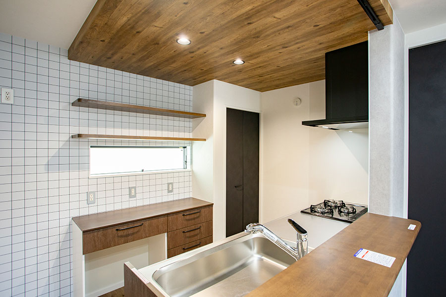 キッチンは木目調の下げ天井でメリハリのある空間に｜京都・滋賀の注文住宅 天然木の家