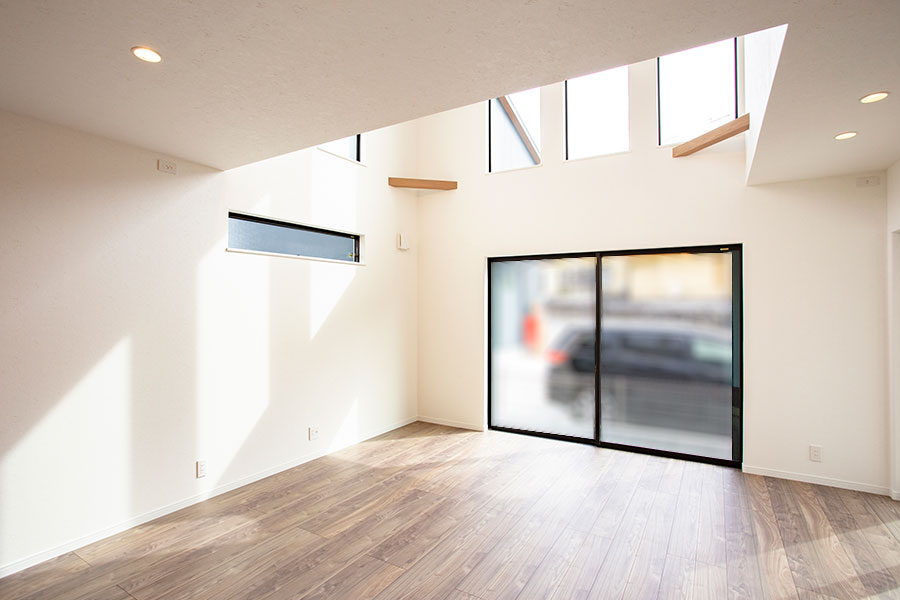 三連窓からの陽光が明るいリビング｜京都・滋賀の注文住宅 天然木の家