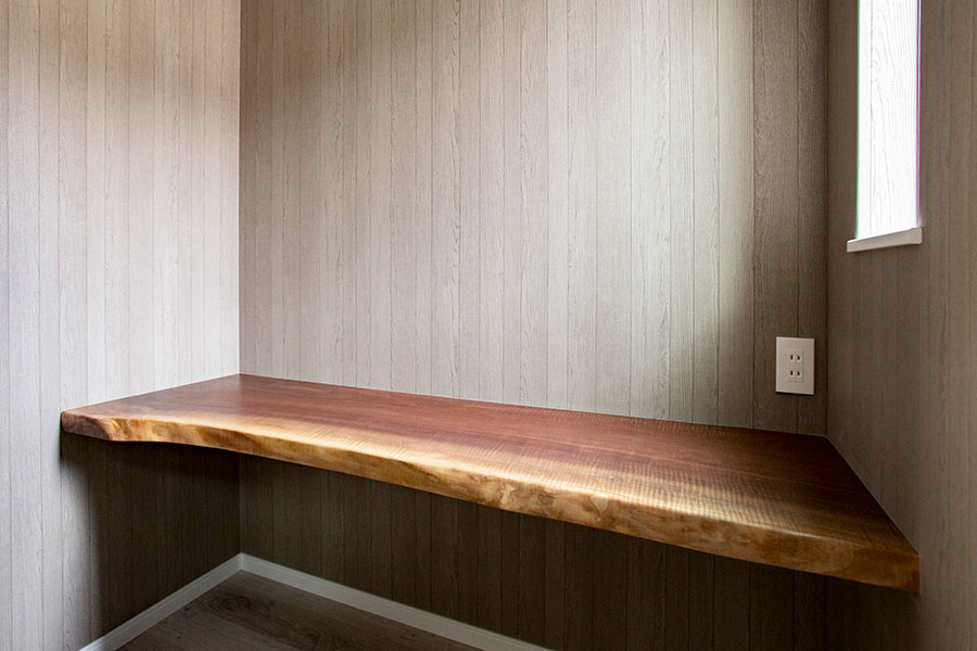 籠れるように狭めに作った書斎にはウォールナットの天然木カウンター｜京都・滋賀の注文住宅 天然木の家