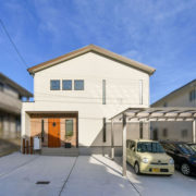 三連窓と木目調がアクセントの間口の広い外観｜京都・大阪・滋賀の注文住宅 天然木の家
