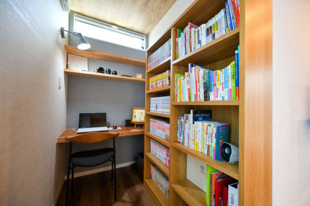 寝室に作られた天然木を使ったカウンターが素敵な書斎スペース｜京都・大阪・滋賀の注文住宅 天然木の家