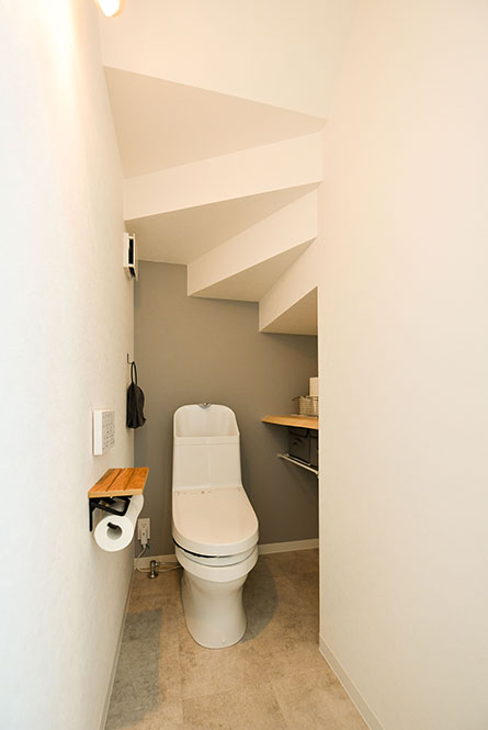 階段下を有効活用したトイレ｜京都・大阪・滋賀の注文住宅 天然木の家