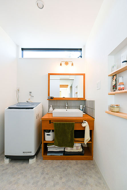 たいるがおしゃれな造作の洗面台｜京都・大阪・滋賀の注文住宅 天然木の家