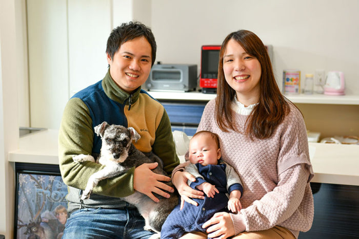 新居で家族そろっての写真｜京都・大阪・滋賀の注文住宅 天然木の家