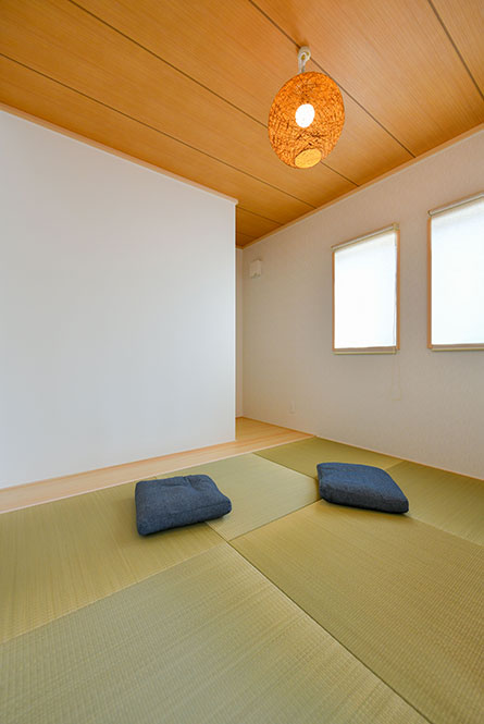窓からの陽が明るい和室｜京都・大阪・滋賀の注文住宅 天然木の家