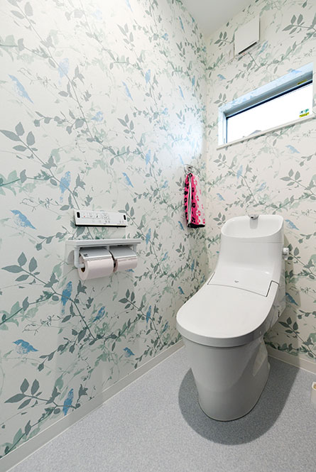 小鳥柄のナチュラルテイストの壁紙がかわいいトイレ｜京都・大阪・滋賀の注文住宅 天然木の家