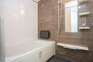壁掛けテレビでリラックスできる浴室｜京都・大阪・滋賀の注文住宅 天然木の家