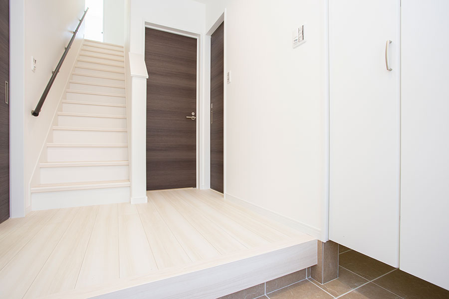 白を基調とした清潔感ある玄関｜京都・滋賀の注文住宅 天然木の家