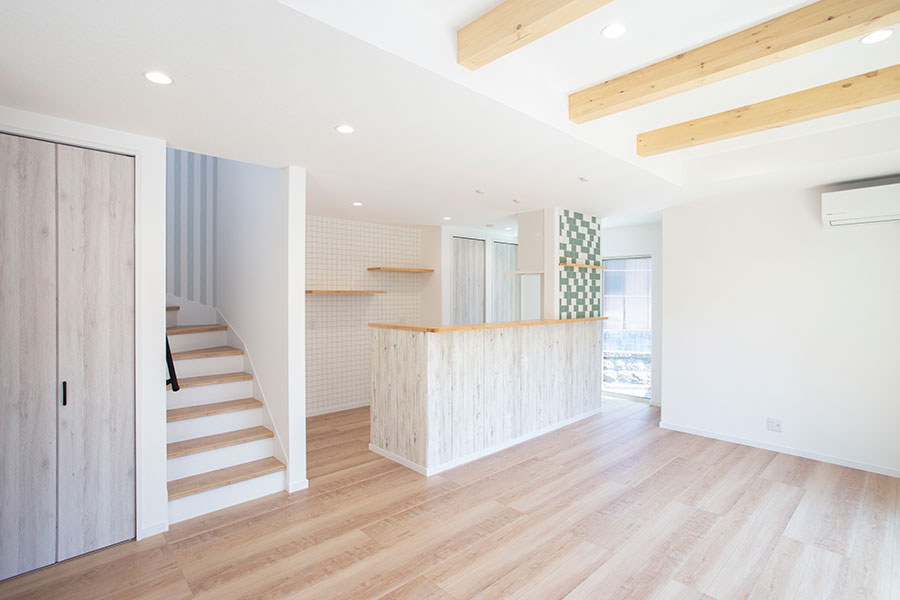 グリーンのタイルが鮮やかな回遊できるキッチン｜京都・滋賀の注文住宅 天然木の家