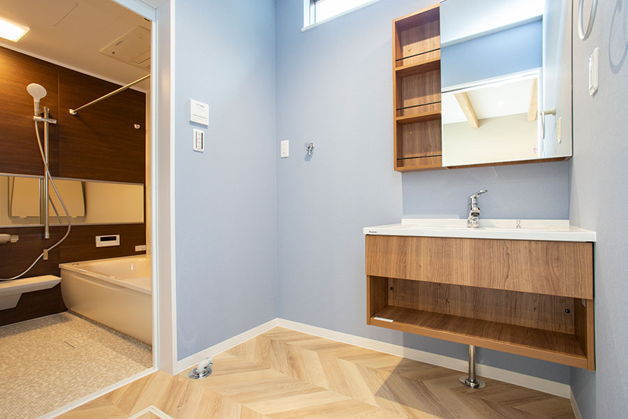 フロートタイプの洗面台とほっカラリ床採用の浴室｜京都・滋賀の注文住宅 天然木の家
